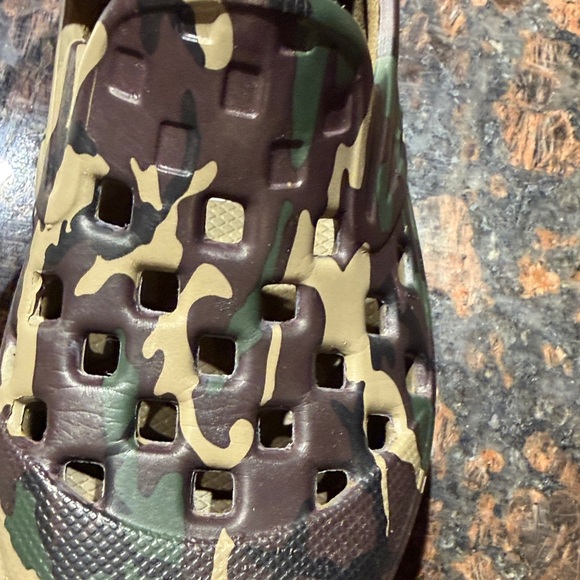 Vans Kids Camo Slip-On Shoes - Picture 5 of 5
